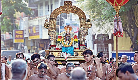 சென்னை திருவல்லிக்கேணி, பார்த்தசாரதி கோயில் பிரமோற்சவ விழாவின் ஒரு பகுதியாக சேனைமுதன்மையார் புறப்பாடு நேற்று நடைபெற்றது. | படம்: எஸ்.சத்தியசீலன் |