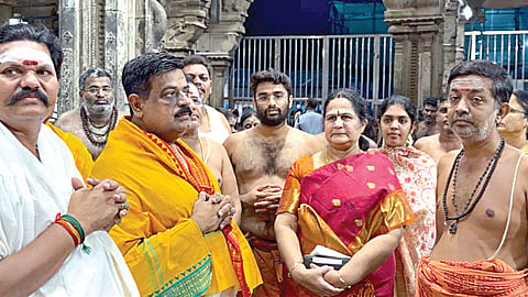 திருச்செந்தூர் கோயிலில் நேற்று தரிசனம் செய்துவிட்டு வெளியே வந்த அதிமுக பொதுச்செயலாளர் பழனிசாமியின் மனைவி ராதா.