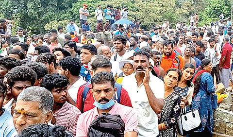 சித்திரை முழுநிலவு திருவிழாவான நேற்று கண்ணகியை தரிசனம் செய்ய காத்திருந்த தமிழக - கேரள மாநில பக்தர்கள்.