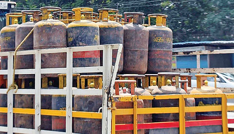 வணிக சிலிண்டர் விலை அதிரடி உயர்வு: சிறு, குறு தொழில் நிறுவனங்கள் முடங்கும் அபாயம்