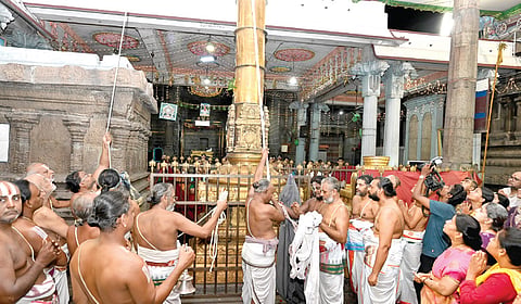 திருவல்லிக்கேணி, பார்த்தசாரதி கோயில் பிரம்மோற்சவம் கொடியேற்றத்துடன் நேற்று தொடங்கியது. | படங்கள்: எஸ்.சத்தியசீலன் |