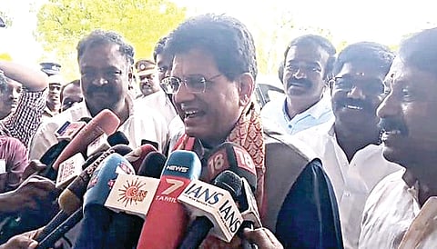 மதுரையில் செய்தியாளர்களிடம் பேசிய மத்திய அமைச்சர் பியூஷ் கோயல். உடன் பாஜக மாநிலத் தலைவர் நயினார் நாகேந்திரன் உள்ளிட்டோர்.