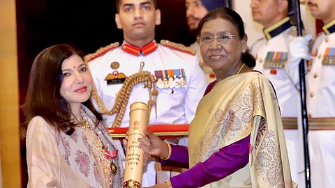 Alka Yagnik receiving the Padma Bhushan at the Padma Awards