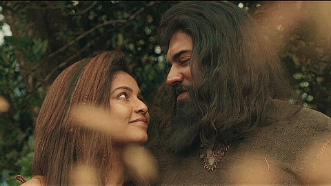 Anjali and Nivin Pauly in 'Yezhu Kadal Yezhu Malai'