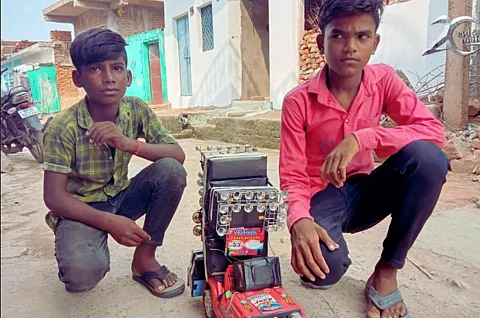 How Two Teens From Madhya Pradesh Created A Portable Audio System Using Toys & Scrap