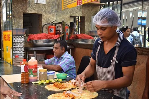 A Kolkata shopkeeper making kathi rolls