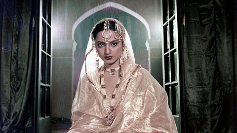 Rekha's portrayal of the eponymous Umrao is steeped in dignity and melancholic strength.