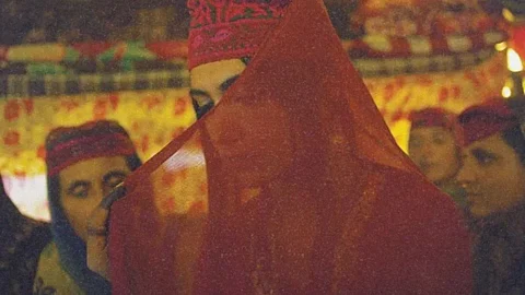 A still from Laila Aur Satt Geet (The Shepherdess And The Seven Songs), directed by Pushpendra Singh — a 2020 film inspired by Lal Ded's life and poetry.