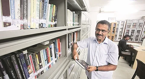 This Ex-MP Started A Top Notch Science Library In Pune After Retirement