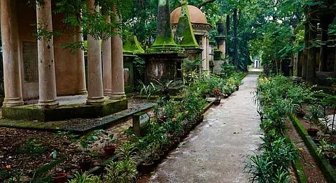 Inside The World's Oldest Non-Church Cemetery In Kolkata