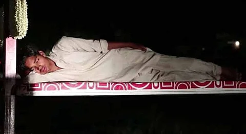 Pakistan's Billboard-Beds Are Making Life Easier For The Homeless