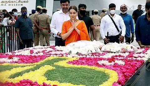 Kangana Ranaut pays tribute to politician Jayalalithaa ahead of biopic release ‘Thalaivii’.