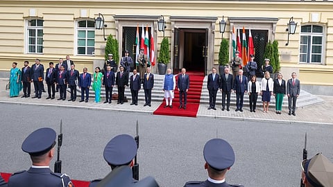 Indian PM receives ceremonial welcome in Warsaw