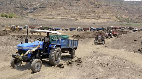 Desiltation activities undertaken under the GDGS in Maharahstra (Image Source: NASHIKONWEB.COM)