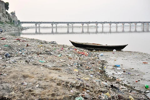 Garbage in Ganges River (Image: Flickr/Neil Palmer; IWMI)