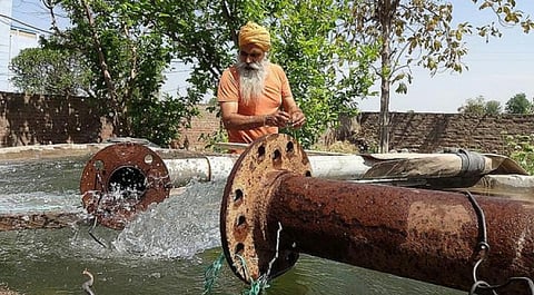 Tube well irrigation in Punjab. (Image source: India Water Portal Flickr photos)
