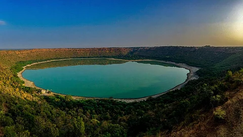 Lonar Sarovar lake Maharastra (Source: Wikipedia Commons)