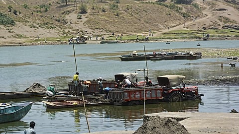 Sand mining on the banks of Tapti (Source: IWP Flickr photos)