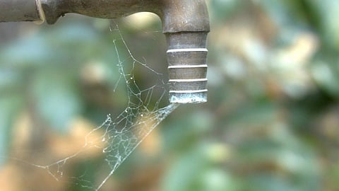 Cities in India are marked by unequal distribution of water, lack of access, outdated infrastructure and minimal enforcement of rainwater harvesting and other means of supply. (Image: Anish Roy, Pixabay)