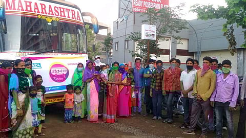 Jeevan Rath 2.0 helped people get back home in June 2020. Migrants from Chhattisgarh were stuck in Pune when CYDA came in contact with them and arranged their transportation and food through support of Jeevan Rath and SwissAid. (Image: Maha C19 PECONet Collaborative/IWP Flickr)