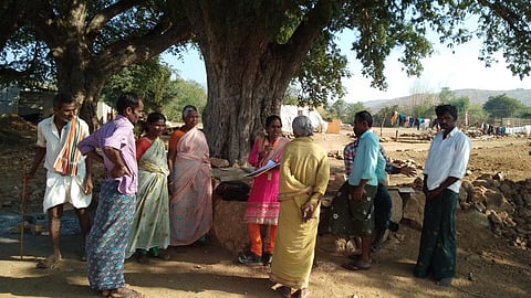 FES community resource person Pareshamma interacting with farmers on water conservation practices at Thamballapalle village in Chittoor district (Image: Foundation for Ecological Security)