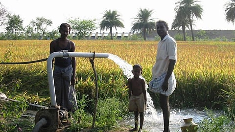 Rice farmer irrigating from a shallow well to complement irrigation water from the Nagarjuna irrigation scheme in Krishna river basin, Andhra Pradesh (Image: François Molle, Water Alternatives)