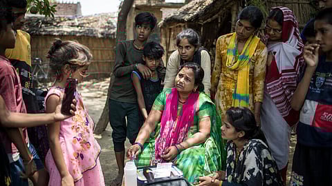 Rubi, Buxar district’s field coordinator for WaterAid India, performs water testing to examine the quality of drinking water in the village of Bicchu Ka Dera, Buxar, India. 25 May 2022. (Image: WaterAid/ Anindito Mukherjee)
