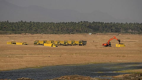 Sandmining near the Kaveri near Karur (Image Source: P Jeganathan via Wikimedia Commons)