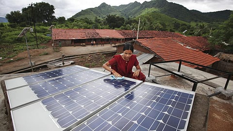 Woman barefoot solar technician (Image: Abbie Trayler-Smith/Panos Pictures/Department for International Development; CC BY-NC-ND 2.0 DEED)