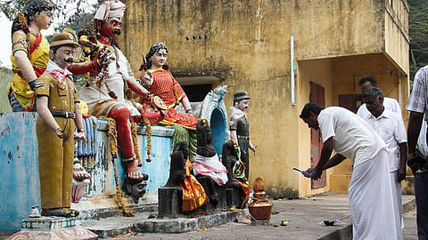 Villagers offer their prayers to the guardian of the Bahour tank, Ayyanar (Image: Seetha Gopalakrishnan, IWP)