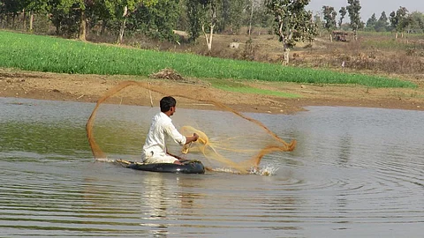 Fishing lines, tyre tubes as floats and make-shift wooden platforms are very commonly used. Source: Shubham Sharma.