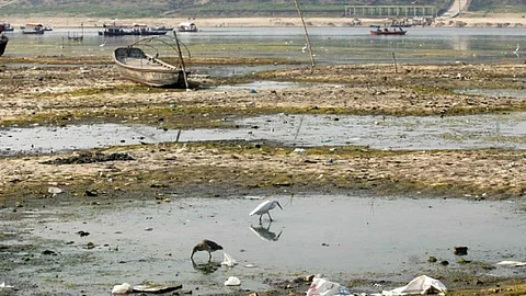 Polythene bags and solid waste left behind as water recedes in the Ganga river. (Source: India Water Portal on Flickr)