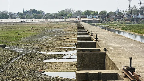 Anicut on the Mahanadi basin at Rajim-Nawapara (Source: India Water Portal)