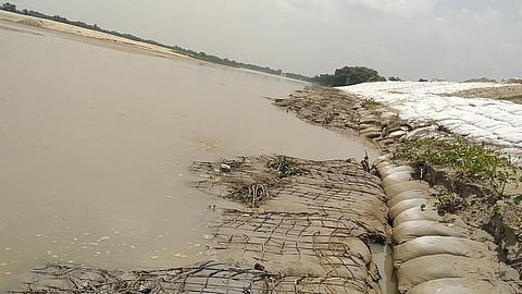 An embankment in Madhubani after a week of repairing (Source: Santosh Yadav via IWP Flickr albums)