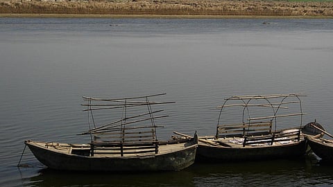 Navigating rivers through simple boats (Source: IWP Flickr Photos)