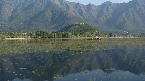 Dal Lake in Srinagar (Source: McKay Savage via Wikipedia)