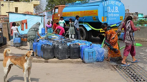 Residents of Kusumpur Pahari, a slum in south New Delhi, fill containers with water from a DJB tanker Source: Columbia Water Center/flickr