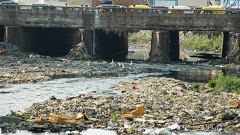Mumbai's Oshiwara river severely polluted with waste (Source: Wikipedia)