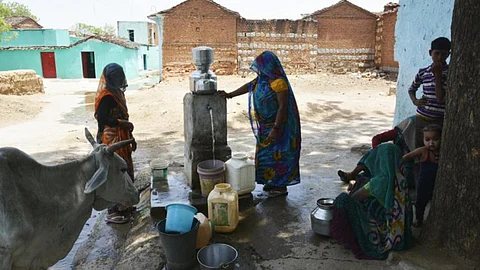 Women filling water from a tap (Source: IWP Flickr photos)