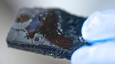 Photo of pollution-absorbing nanosponge courtesy of Jeff Fitlow/Rice University