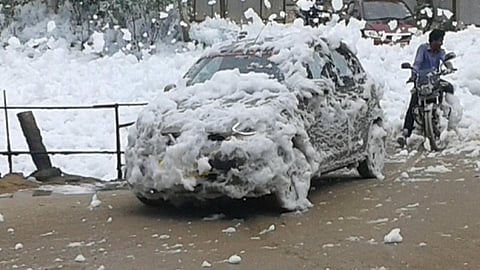 Foam from lake engulfs vehicles in Bangalore. Source: Yoga Priya