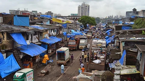 Located between Mumbai's two main suburban rail lines, Dharavi provides an affordable option to those who move to Mumbai to earn a living (Image: Deepti KC and Mudita Tiwari; CC BY-SA 2.0, Flickr Commons)