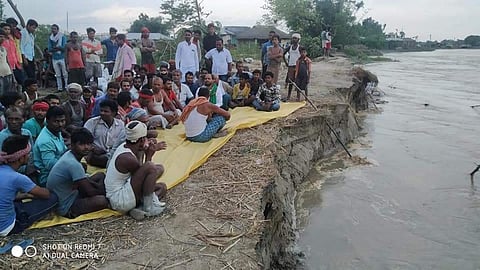 Satyagrah by the river (Image source: Umesh K Ray)