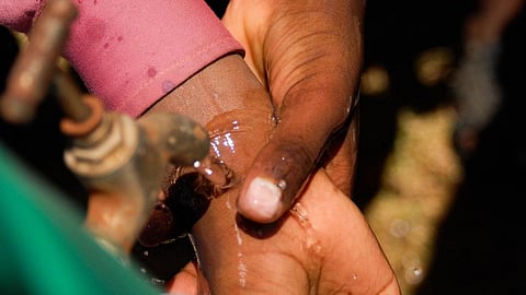In the absence of piped water access, poor households will find it exceedingly difficult to practice regular handwashing (Image: UNICEF, Flickr Commons)