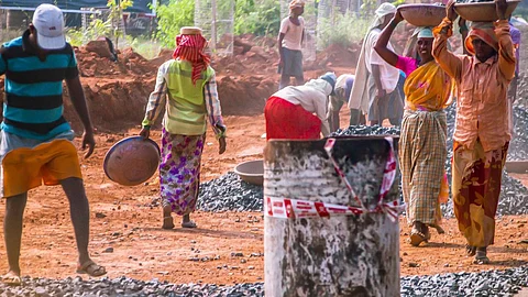 Heat-exposed work has produced about half of India’s GDP, and employs about 75 percent of the labor force. There will be a need to shift working hours for outdoor workers and undertake heat management efforts (Image: Ian D Keating, Flickr Commons, CC BY 2.0)
