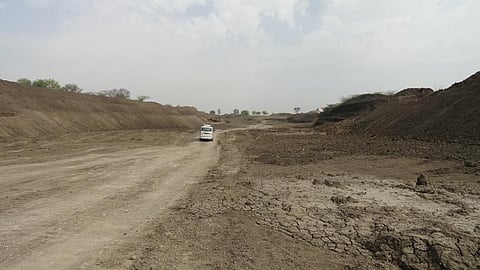 Deepening work in progress on the Manjara river in Latur (Source: Ravindra Pomane)