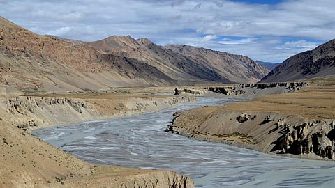 A river becomes a checkerboard of water and silt. (Image: Ashok Boghani, CC BY-NC 2.0, Flickr Commons)