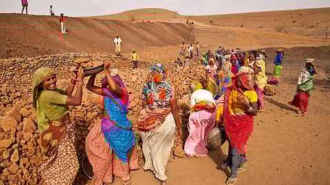 Women working on an NREGA site building a pond to assist in farming and water storage. Gopalpura, Jhabua, Madhya Pradesh (Image: UN Women/Gaganjit Singh)