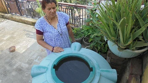 A resident in Delhi with her extracted groundwater (Source: IWP Flickr photos)