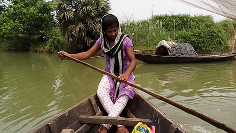 A girl oars a boat to go to college. (Pic courtesy: Gurvinder Singh)